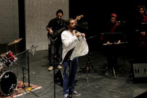 اجرای «کامران رسول زاده» در حضور مسئولین فرهنگی اجرای «کامران رسول زاده» در حضور مسئولین فرهنگی